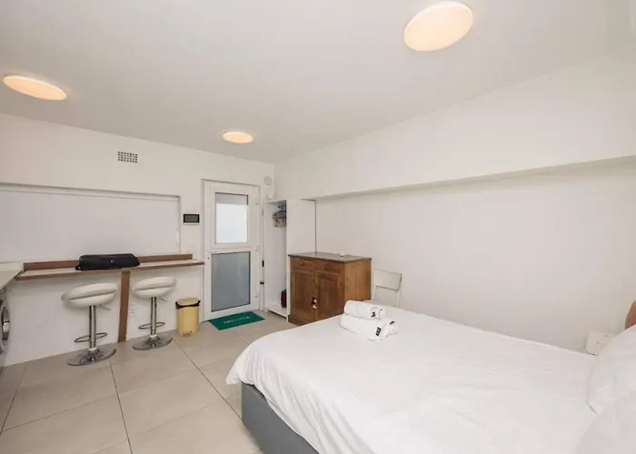 Bright And Adorable Studio In Vredehoek
