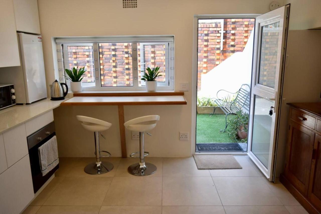 Bright And Adorable In Vredehoek Apartment