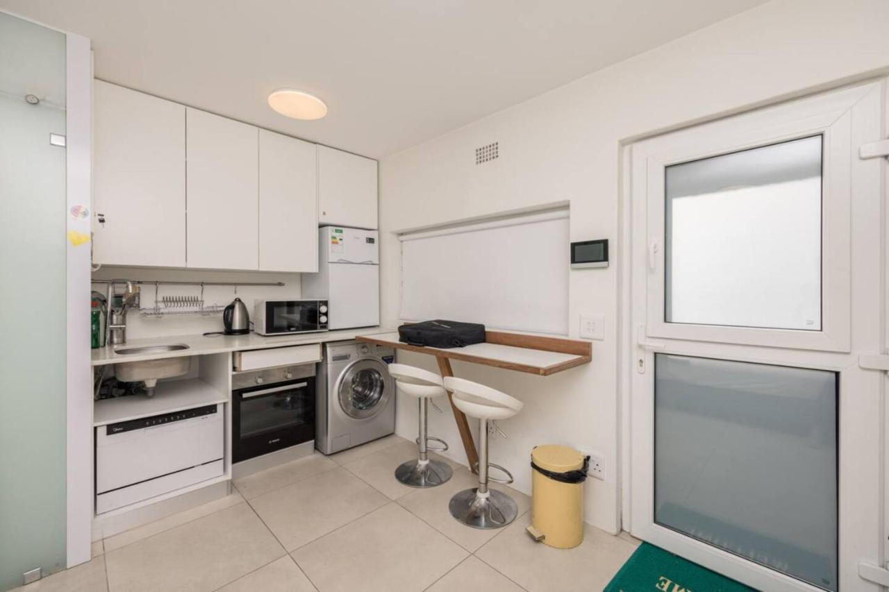 Bright And Adorable In Vredehoek Apartment Cape Town