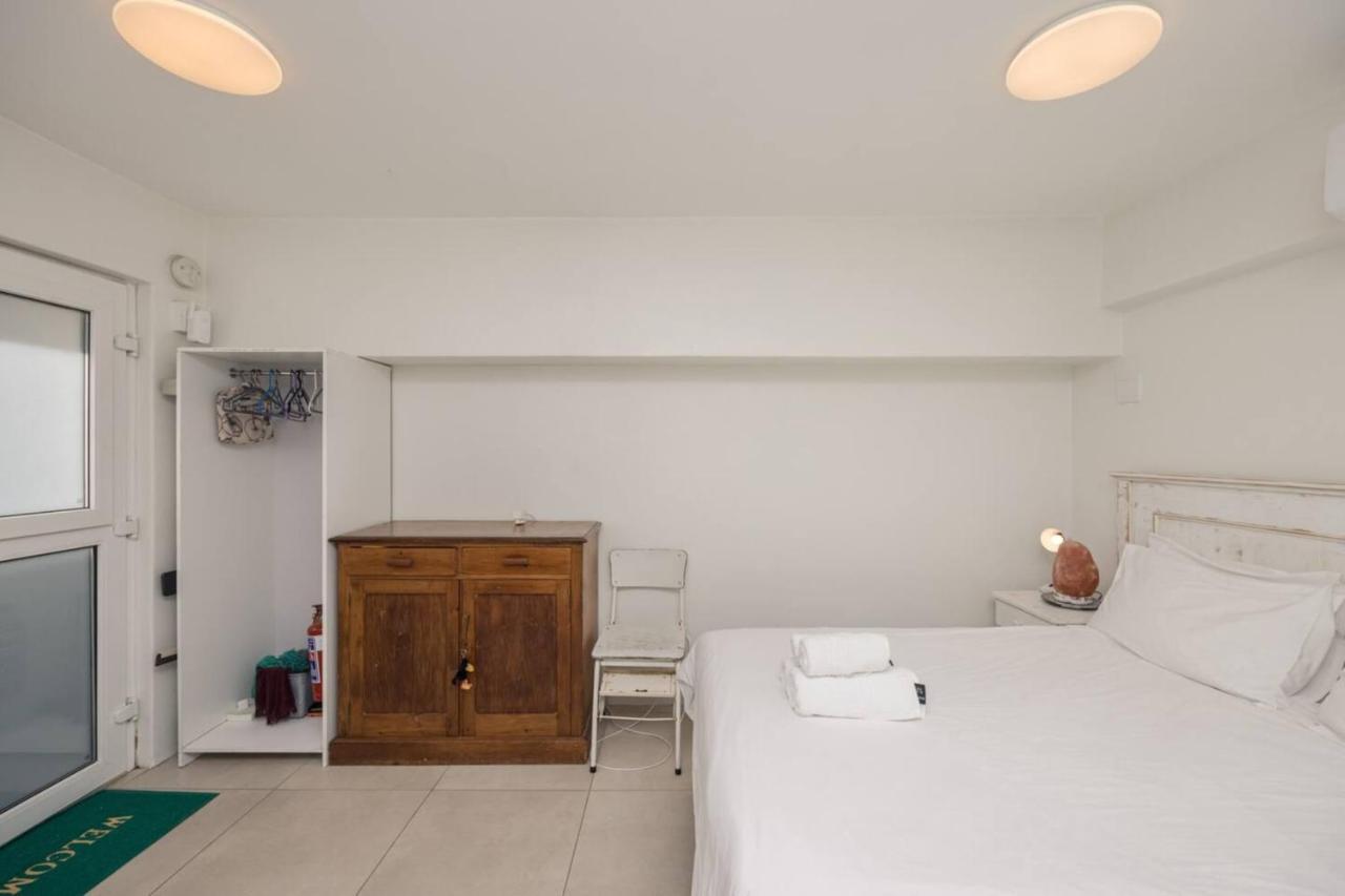 Bright And Adorable In Vredehoek Apartment
